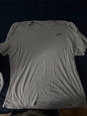 Nike Men's Light Grey Crew Neck T-Shirt with Logo